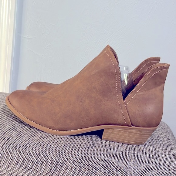 Universal Threads tan ankle boot, size 11. - Picture 4 of 12